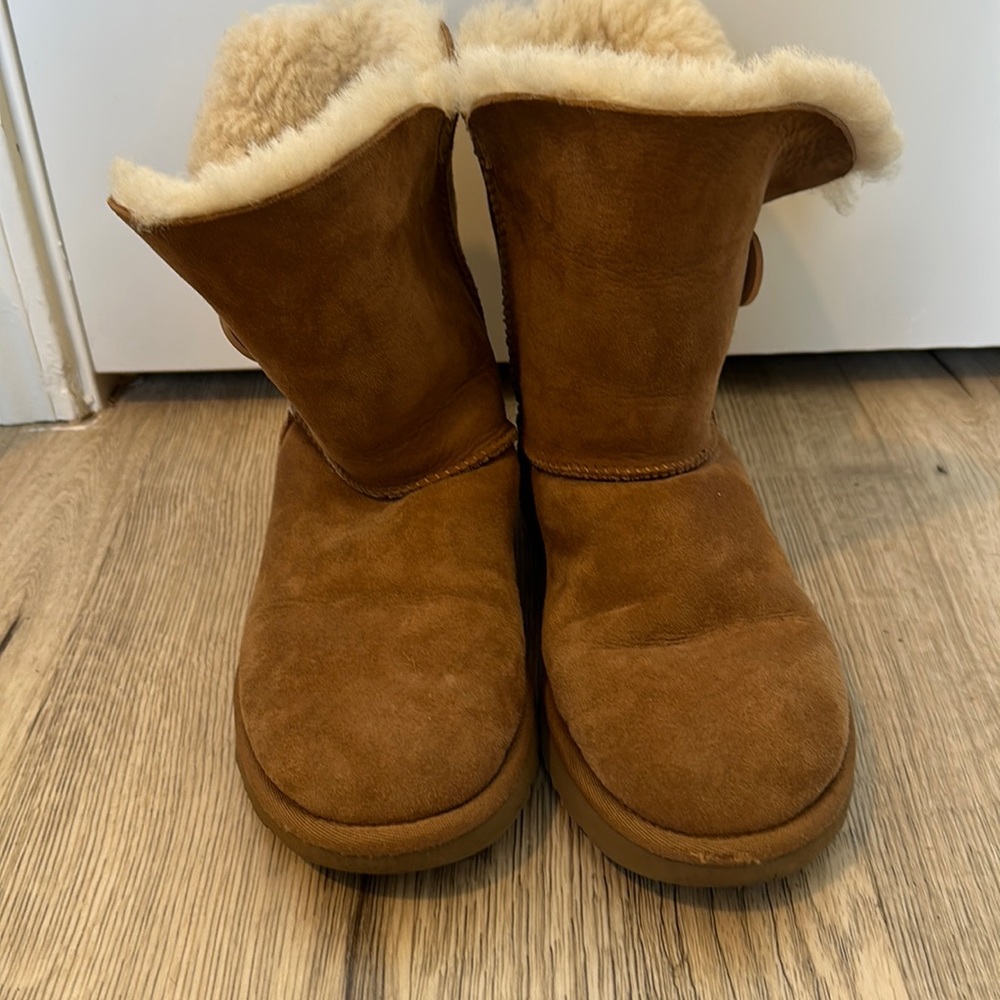 Bailey button Ugg tan